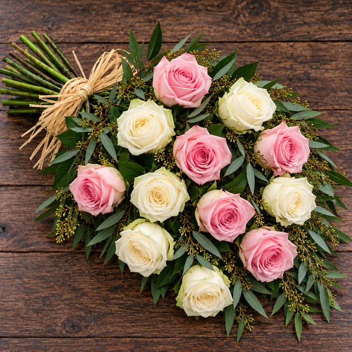 12 gerbes de roses attachées à la main