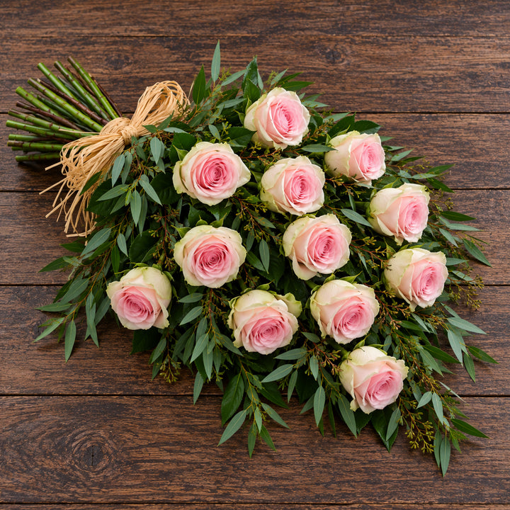 12 gerbes de roses attachées à la main