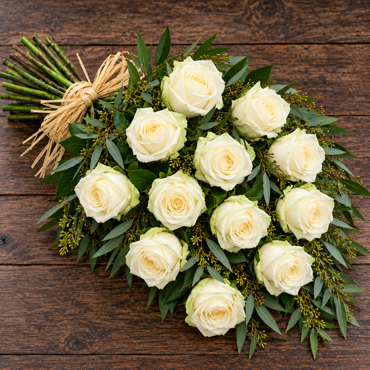 12 gerbes de roses attachées à la main
